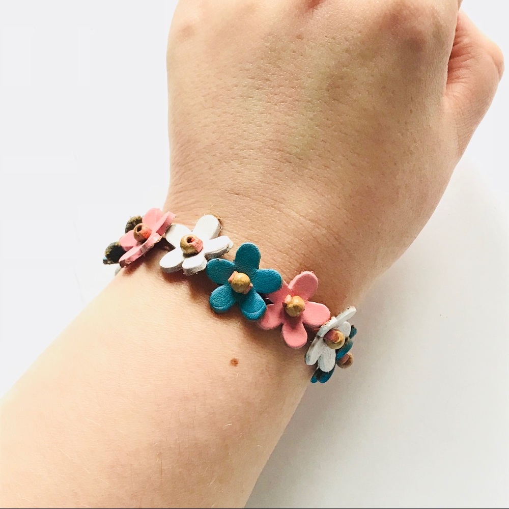 Adjustable flower bracelet